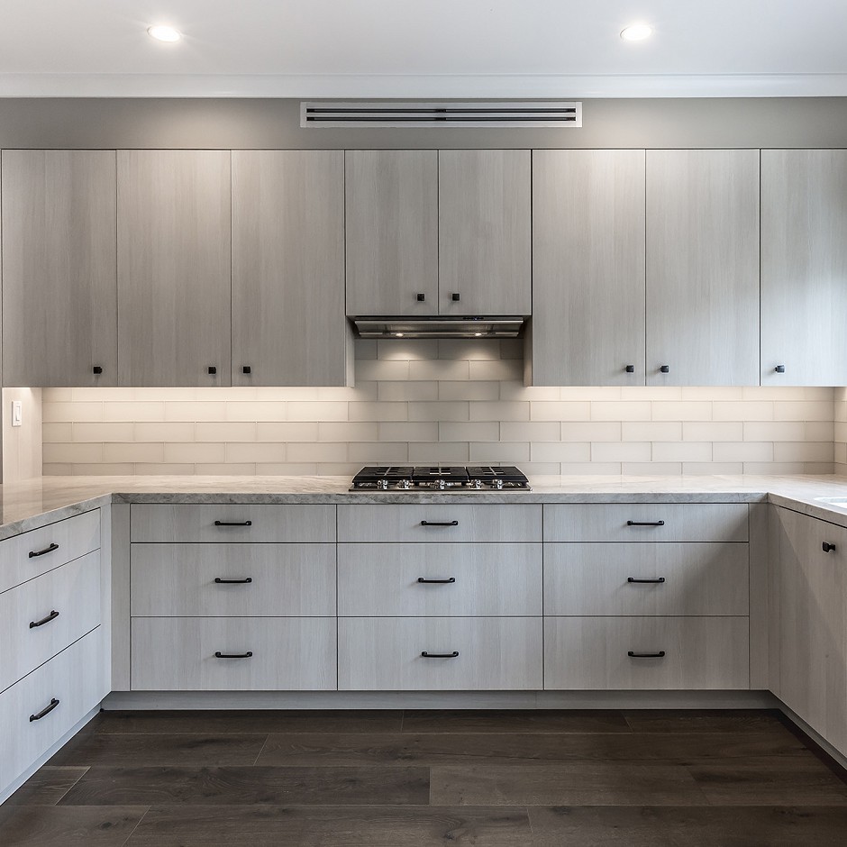 Refined kitchen with an uninterrupted backsplash